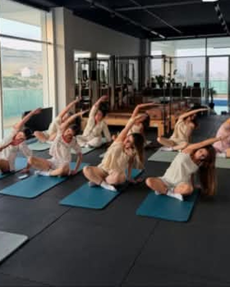 Grup mat pilates dersinde esneme hareketi