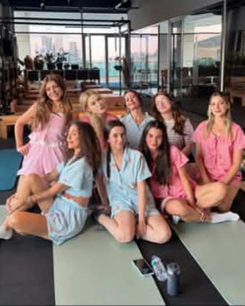 Pijamalı Pilates etkinliğinde stüdyoda toplanan katılımcılar
