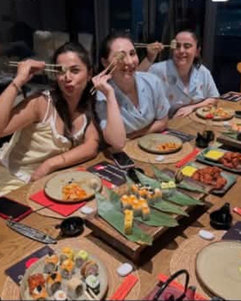 Etkinlik sonrası kız kıza sushi masası